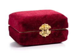 جعبه مخمل زرشکی مناسب طلا