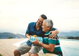 خوشجال کردن پدر با کادو