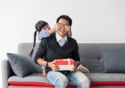 سوپرایز کردن پدر با هدیه تبلیغاتی